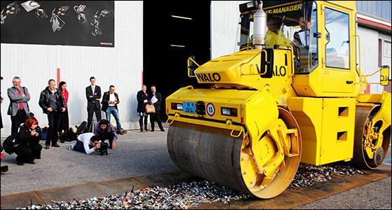 瑞士联合德国截获38吨广州“劳力士”当众碾压无视我国禁令怒了