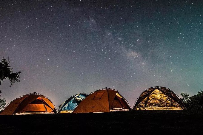 天凉好个秋出游,周末露营看日出云海