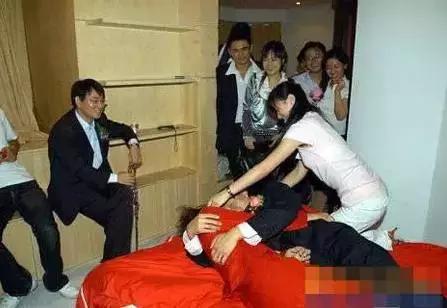 山东这个新郎这下火了,被人用胶带绑路灯杆上泼调料……就不能好好结个婚吗?