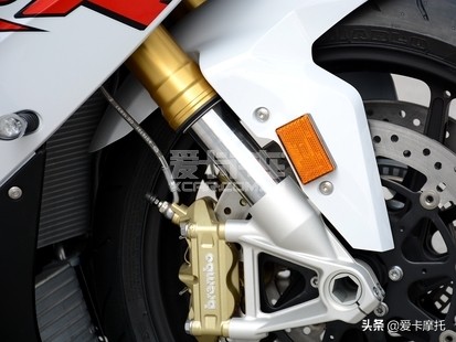 小姐姐骑着粉红色的仿赛摩托车,仿赛摩托车低座推荐