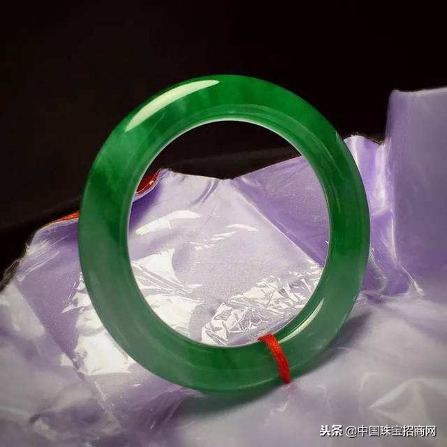 如何去除翡翠表面脏色,翡翠手镯上的黑点怎么清理