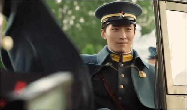 民国军装男神霸气出场,成毅帅气军装