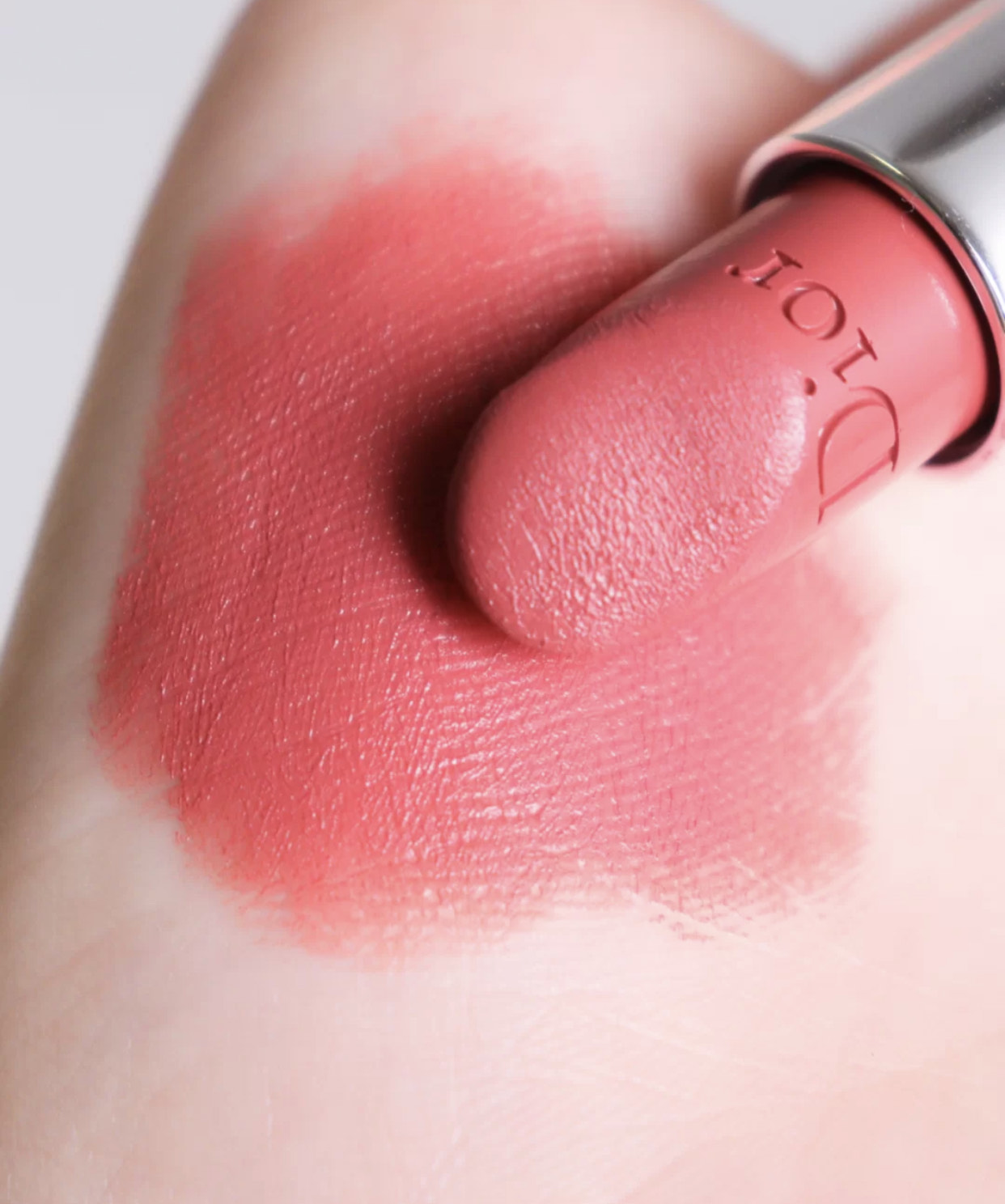 迪奥999口红satin和velvet有什么区别,迪奥被黑的最惨的一次