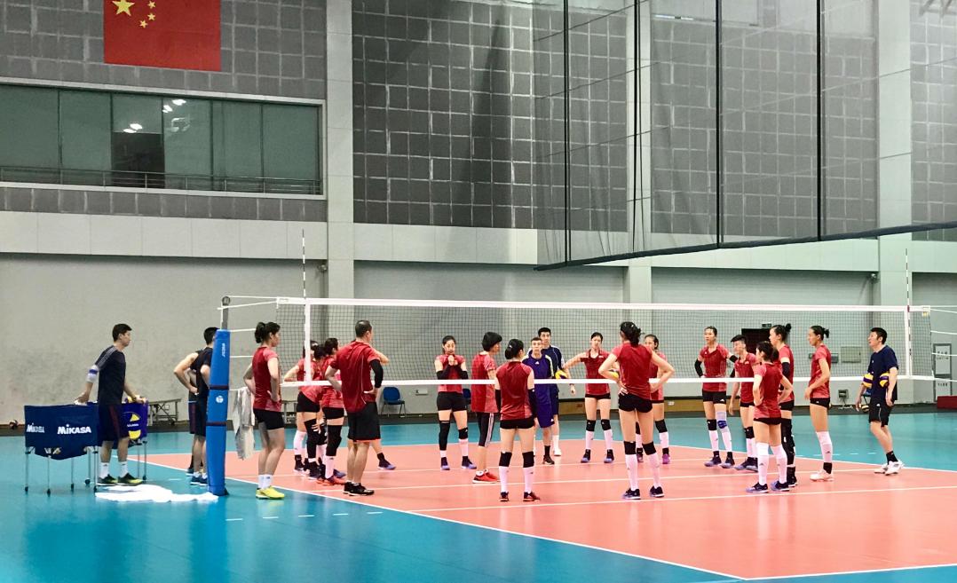 女排集训有三大训练神器，提高球队一传水平，增加发球攻击性