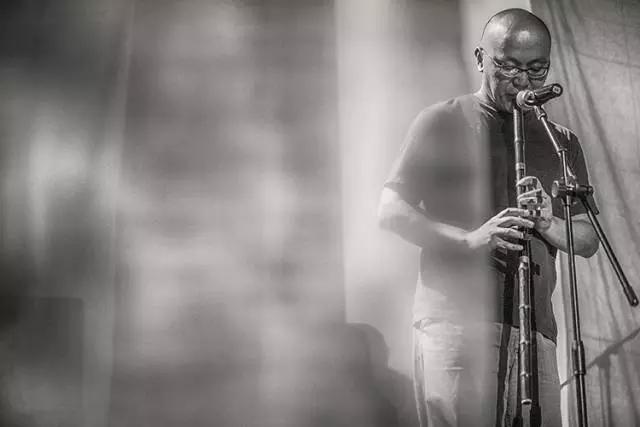 49岁窦唯近照曝光依然仙风道骨,窦唯到底是仙儿还是落魄