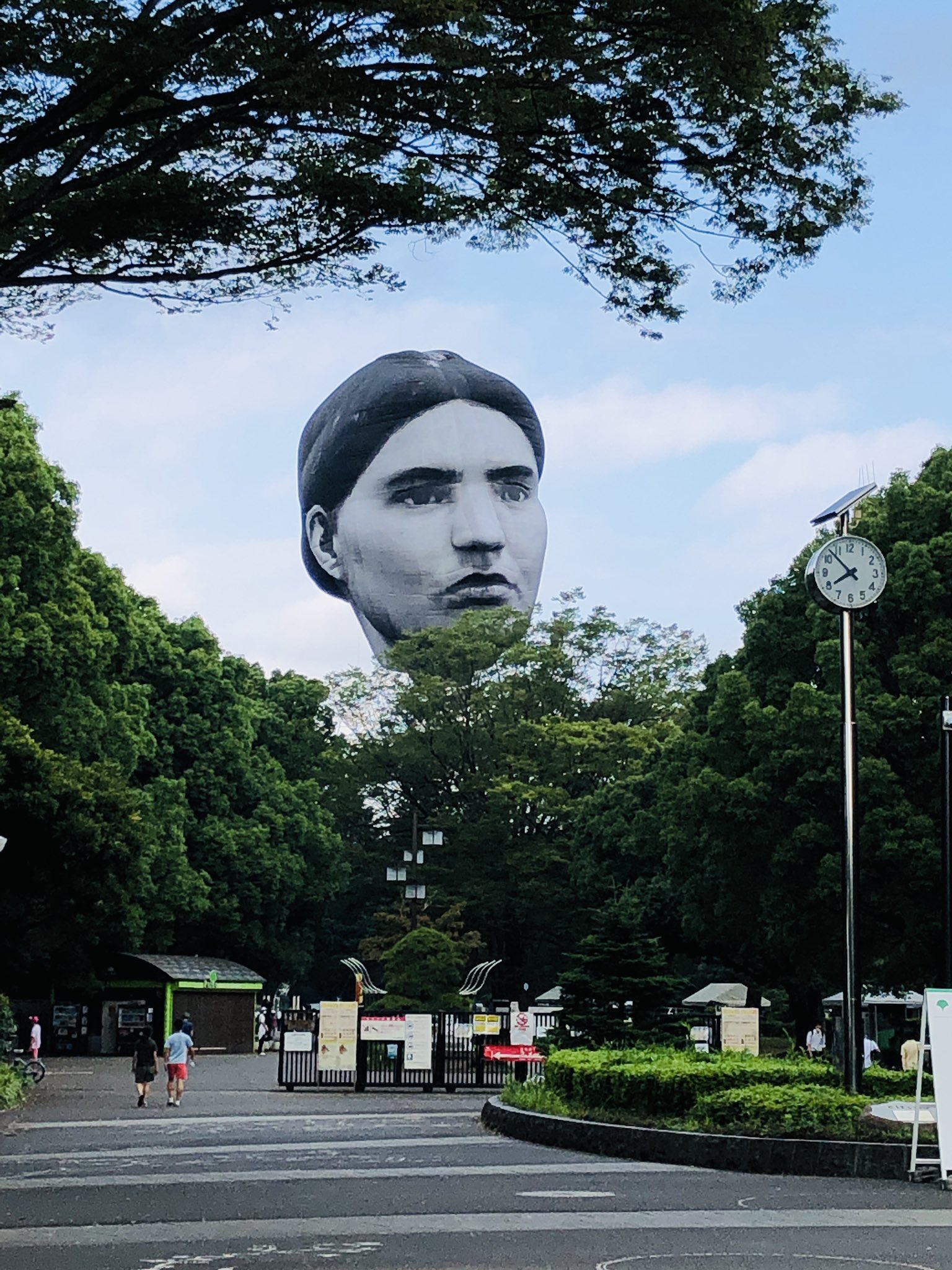 东京上空飘出巨型人头气球,东京上空升起巨大悬浮人头气球