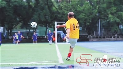 均龄68岁大爷组足球队,爷爷足球队