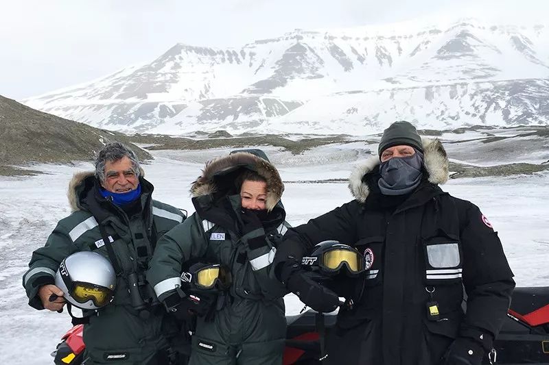 73岁老人被狼追杀,人类被鲨鱼猎杀的惊恐瞬间