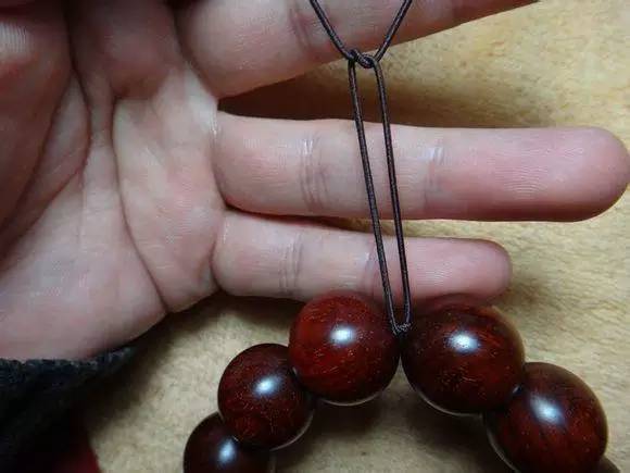 小叶紫檀单圈手串弹力绳打结方法,用弹力绳串小叶紫檀手串的教程