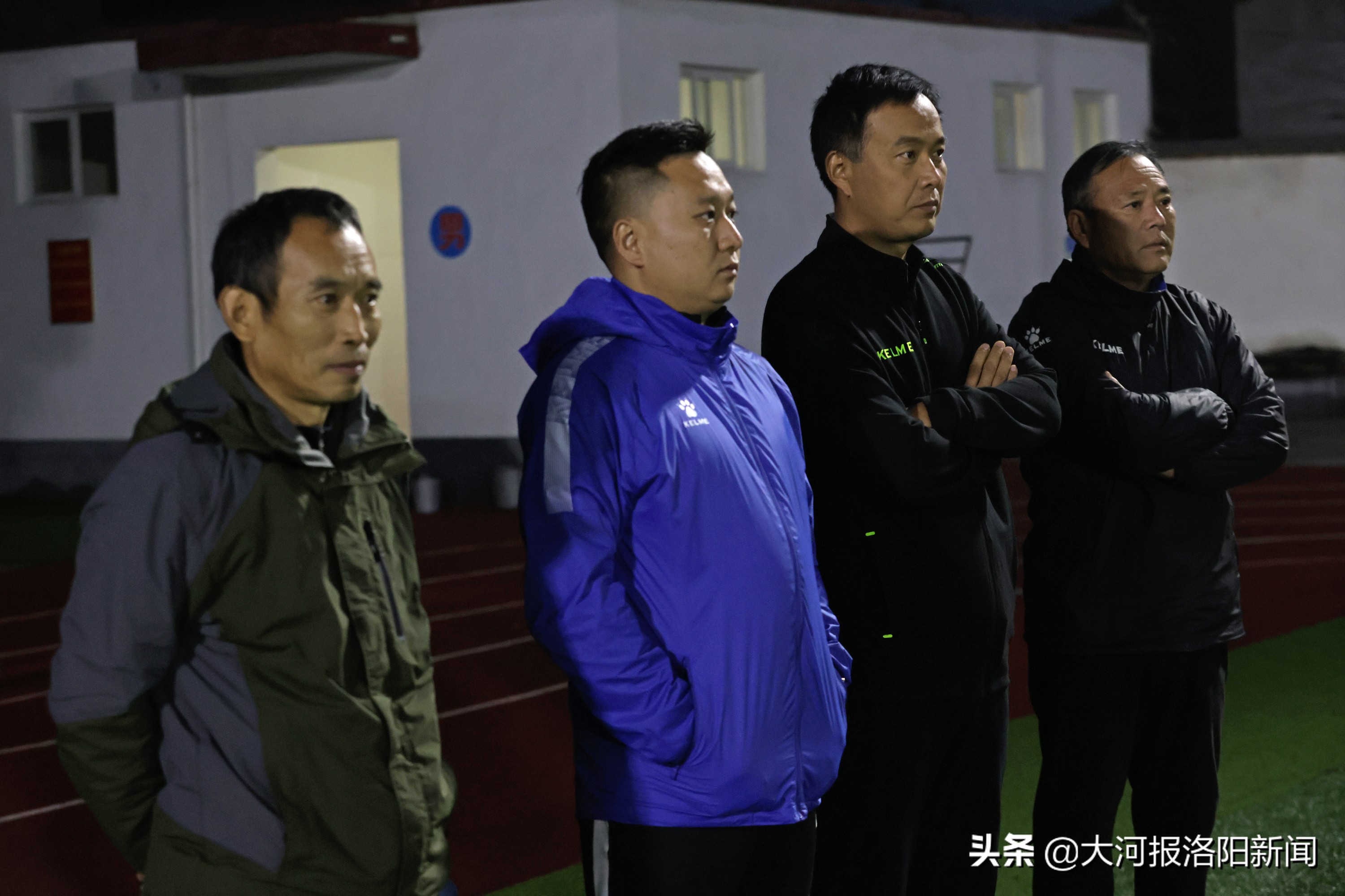 穿大钉足球鞋在水泥地上踢球,穿帆布足球鞋踢足球