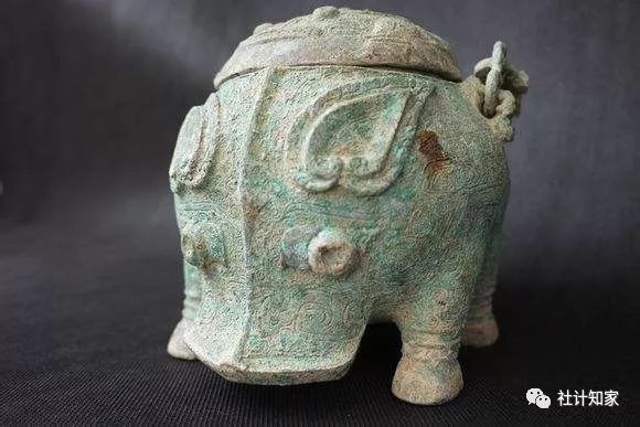 商周时期青铜鹰头卣,高仿商代青铜虎食人卣