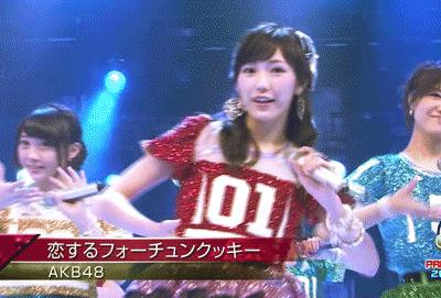 日本一位中年油腻胖大叔：从事业顶峰跌落谷底后，反弹力爆发，打造出风靡全球的美少女天团AKB48