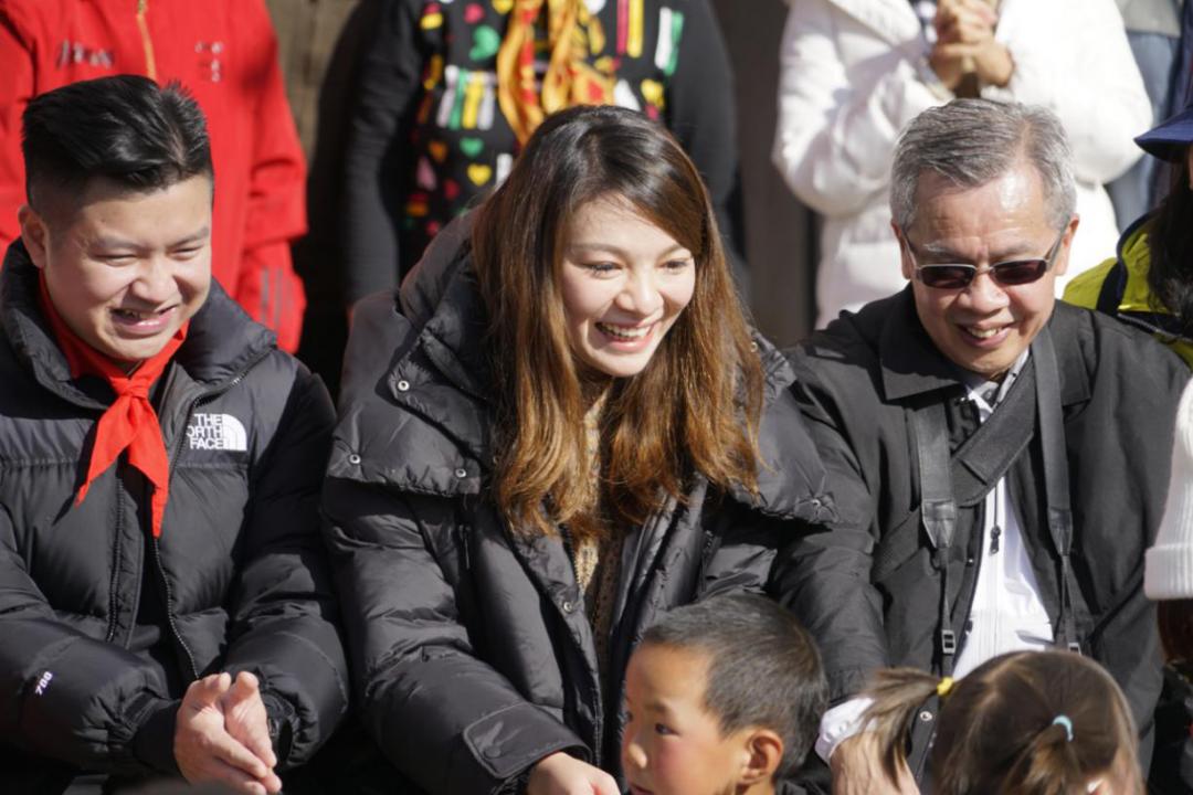 爱心人士给留守儿童送温暖的视频,爱心人士为贫困老人送温暖