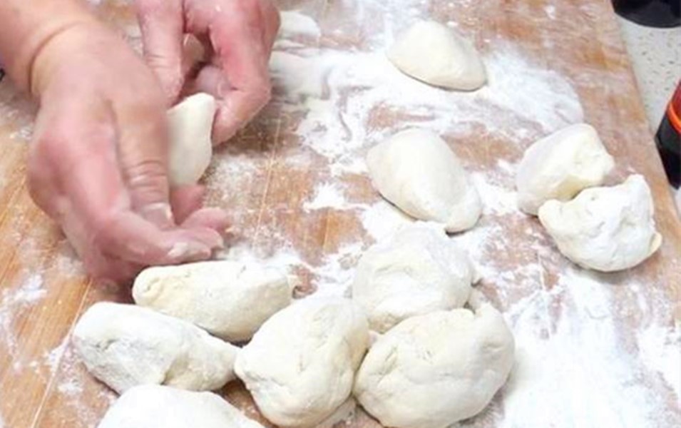 蒸包子怎么开锅蒸不塌皮不回缩,为什么蒸包子总有一两个包子回缩