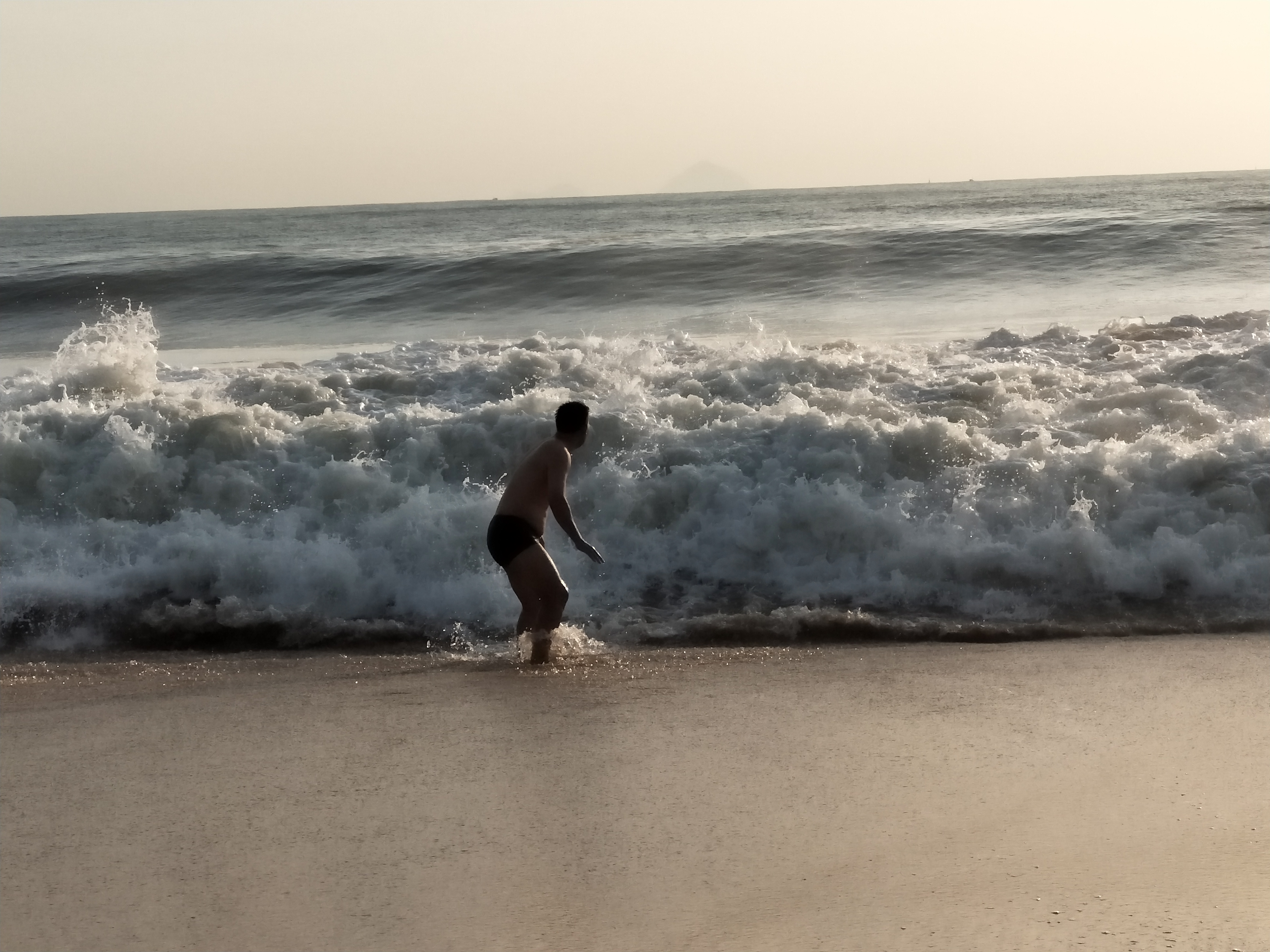 越南芽庄，海边好玩，却遇到不友好对待，要不要去越南？是个问题