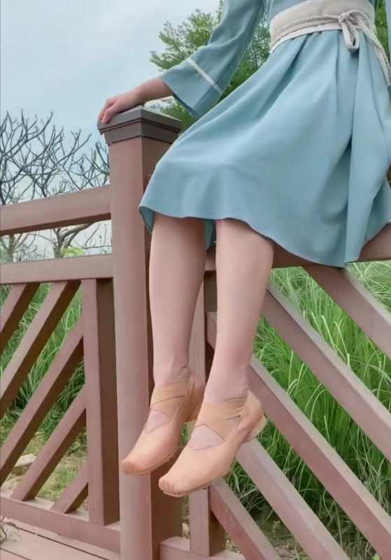 轻文艺风穿搭芭蕾舞鞋,今年流行的增高小白鞋