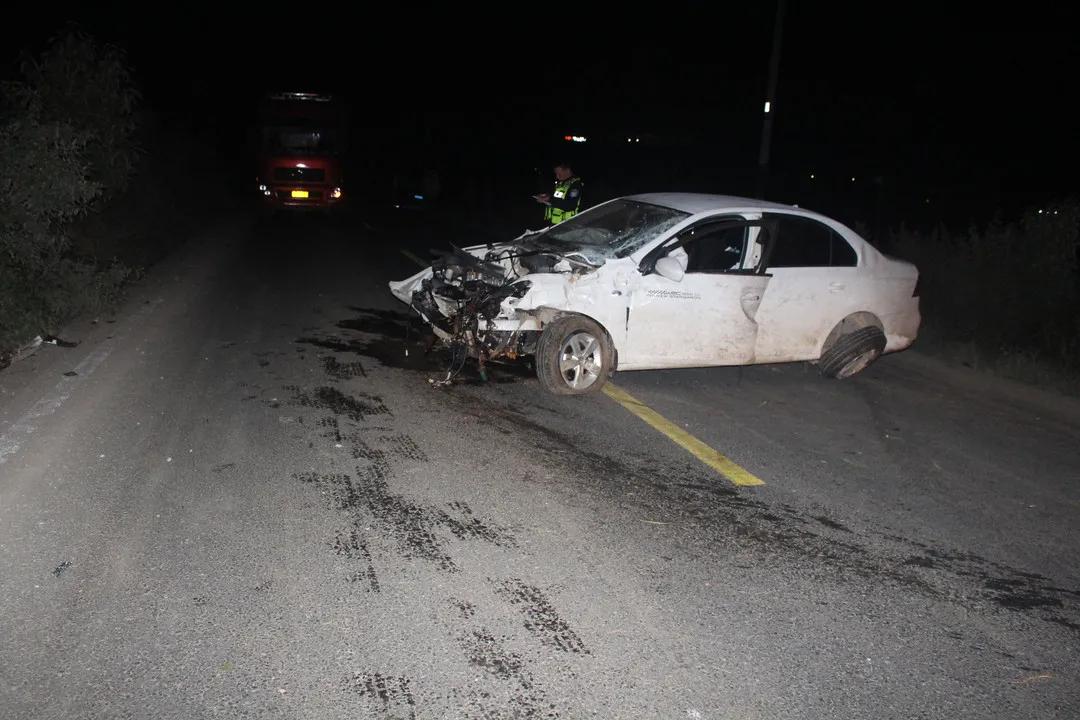 戴好头盔被汽车撞竟然没事的场景,一盔一带两车相撞有惊无险