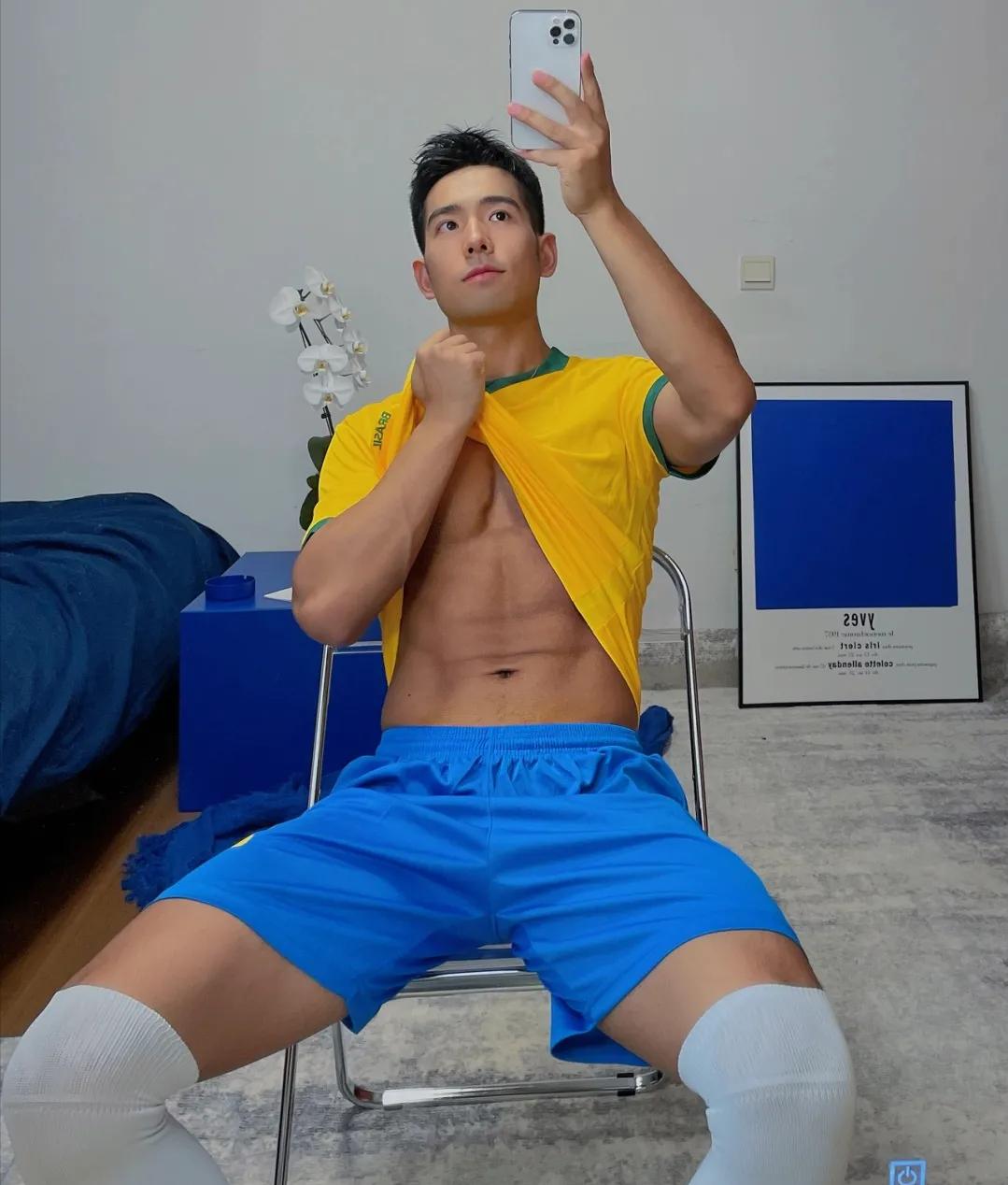 体育生肌肉身材,肌肉体育生秀腹肌