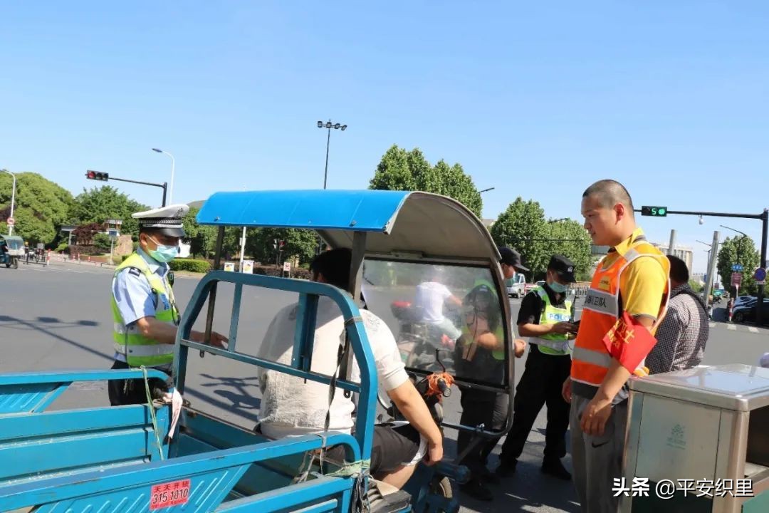 织里公安分局交巡警大队为快递小哥送上交通安全“及时餐”~