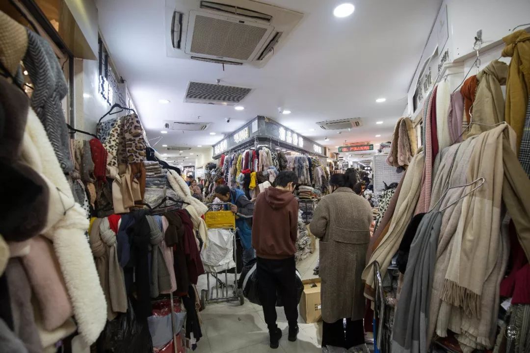 四季青男士毛衣大甩卖宽松轻薄,四季青女装清仓特价毛衣白色