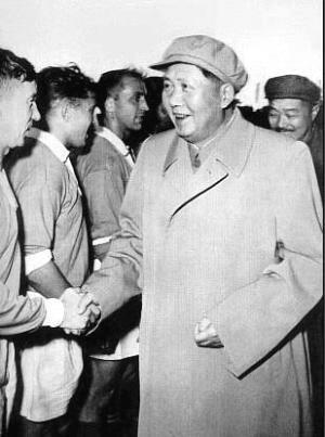 超级球迷：毛*东泽**踢门将，陈毅踢前锋，贺龙一气之下解散国足