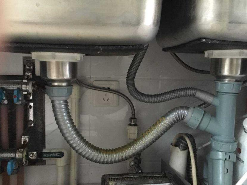 如何预防下水道被油污堵住,下水道油污堵塞可以用热水冲吗