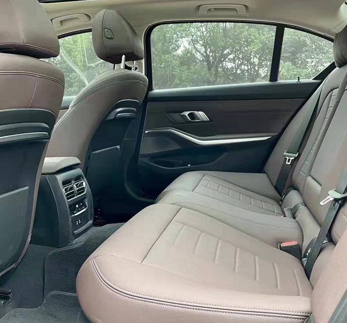 宝马3系和5系哪个更值得买,宝马3系曜夜版好还是5系好