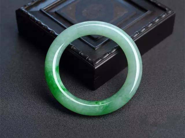 翡翠手镯正圈和圆条的区别,翡翠手镯有空心的吗