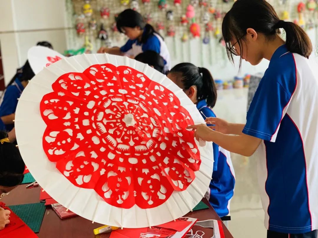 富含中国精神元素的校园文创产品,具有学校特色的文创产品