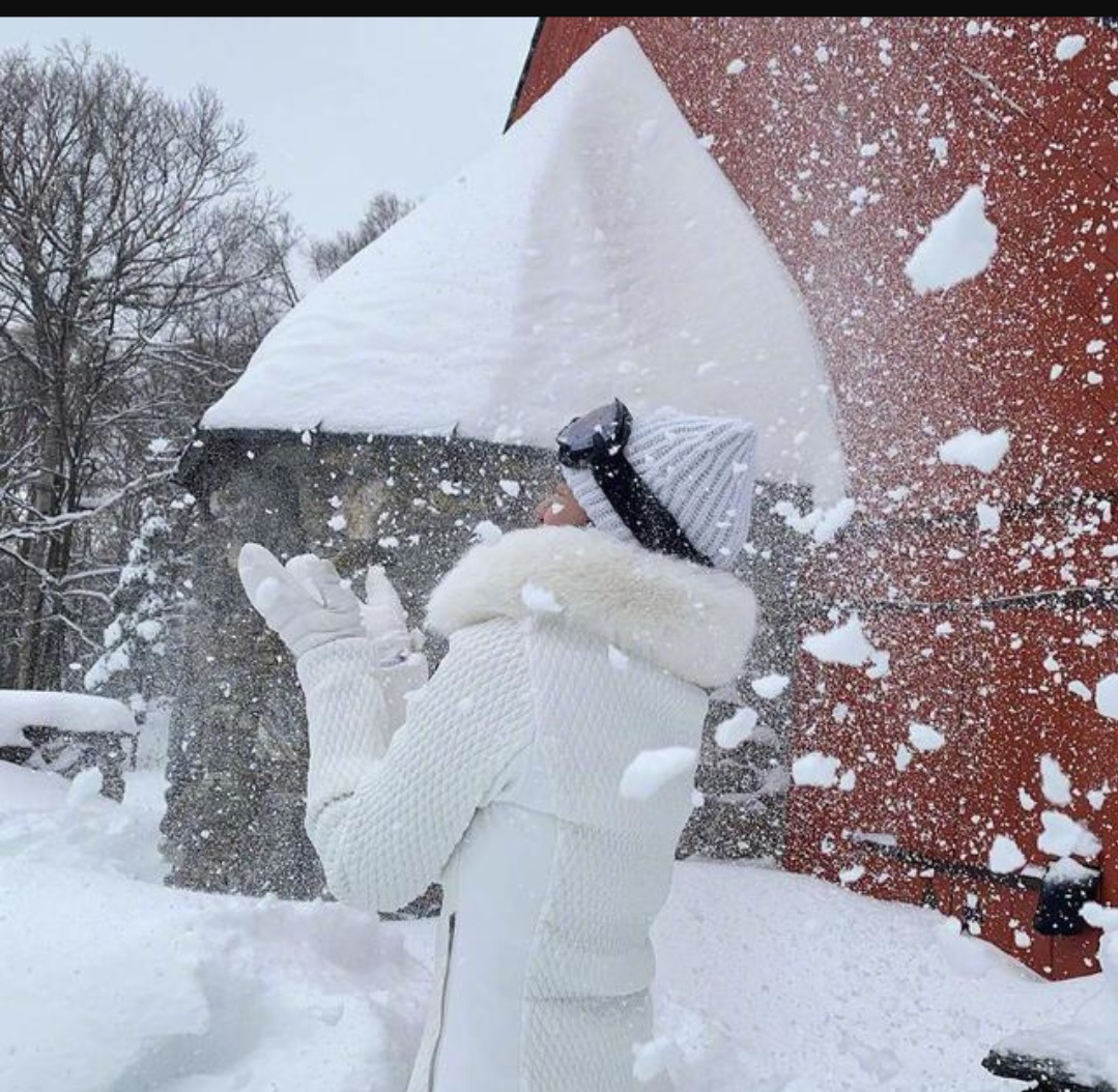郑秀妍的品牌羽绒服,郑秀妍穿滑雪服