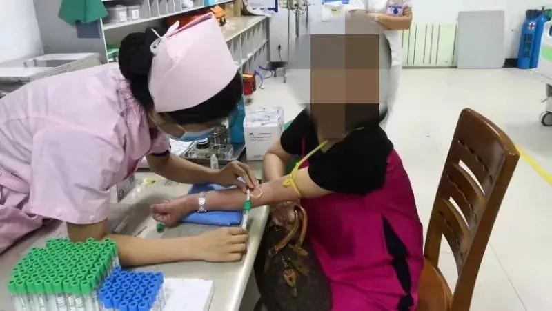 广东茂名一宝马女司机被打,女子连打10小时麻将后出事了