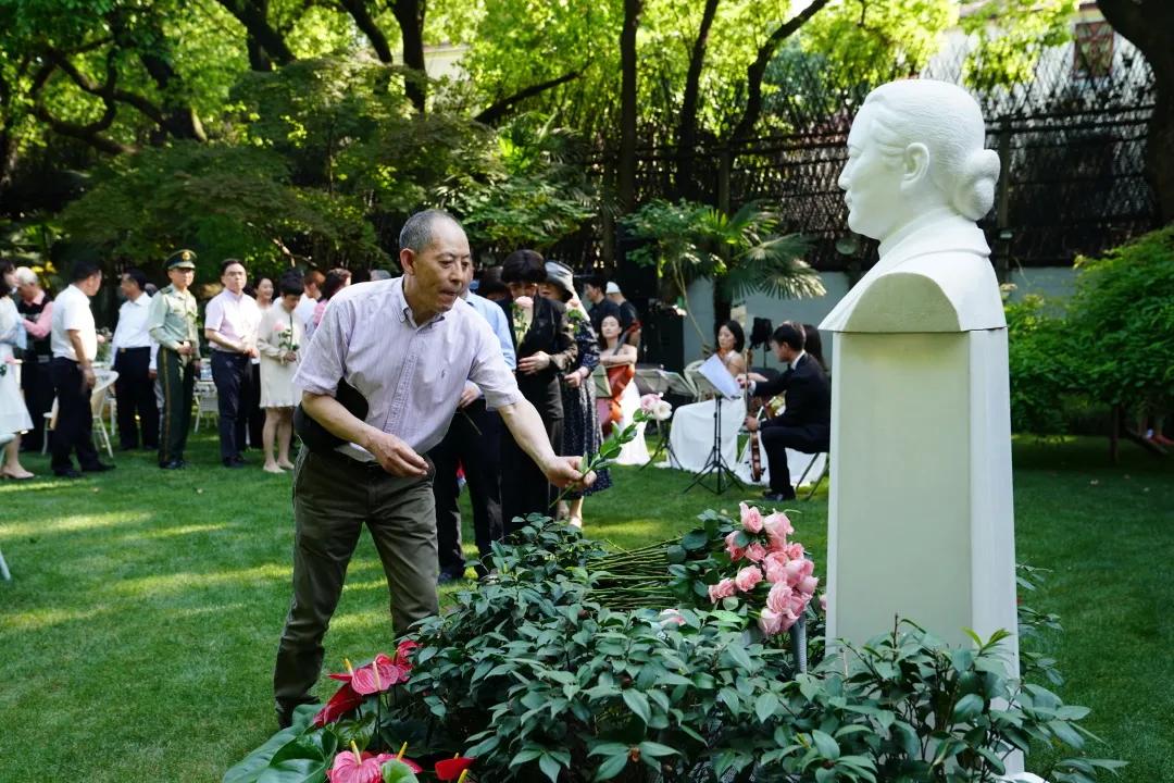 龚雪60多岁状态,68岁龚雪80岁达式常近照曝光