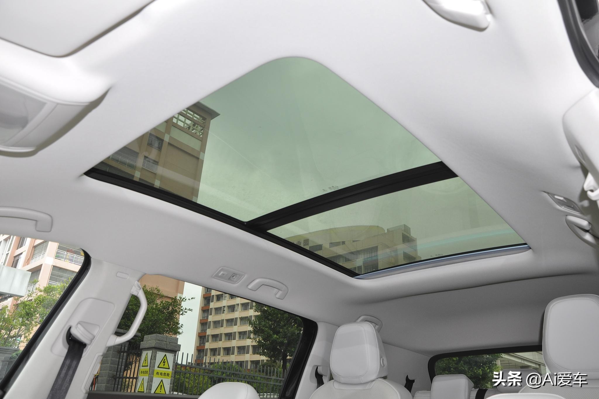 威然mpv商务车7座优缺点,大众威然四座mpv测试