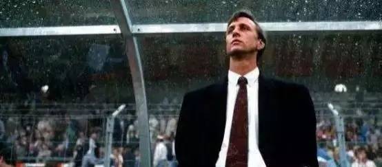 世界足坛传奇球星,克鲁伊夫才是足球第一人