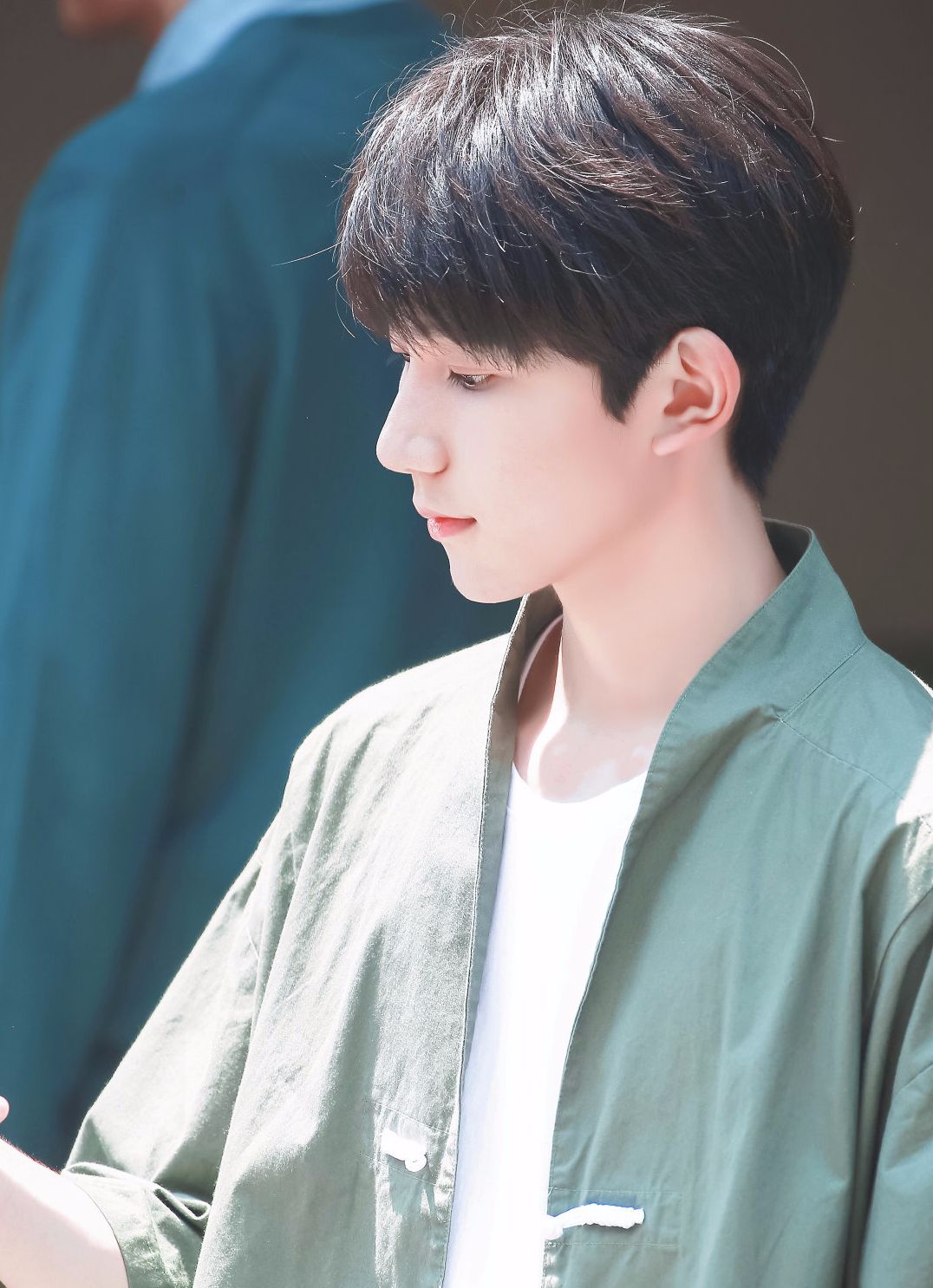 王源穿蓝色的西装图,王源穿黑色西装图片