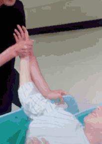 老婆开宫口慢,妻子临产丈夫这样做大快人心