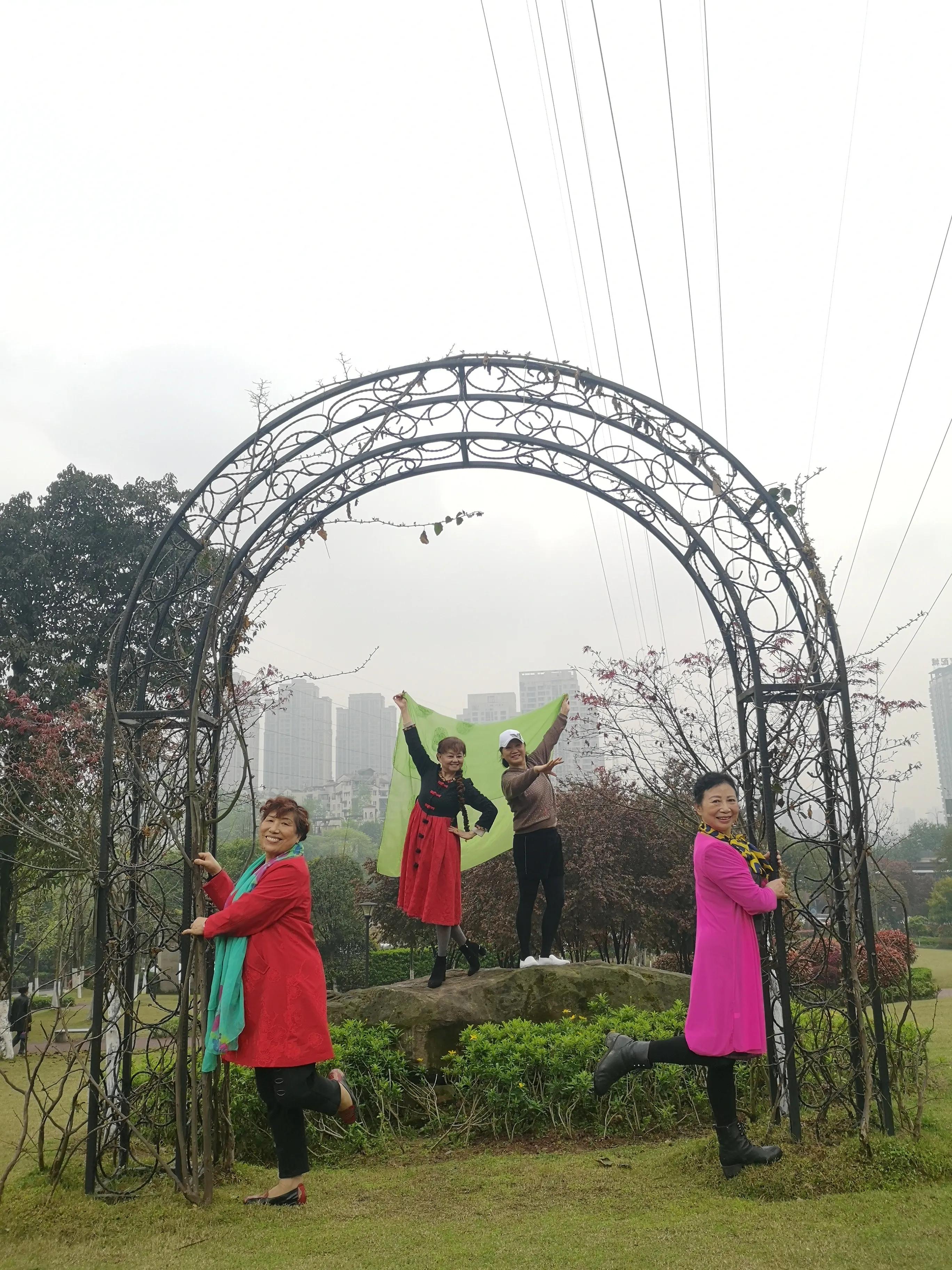 春游和姐妹踏青,春游踏青姐妹拍照