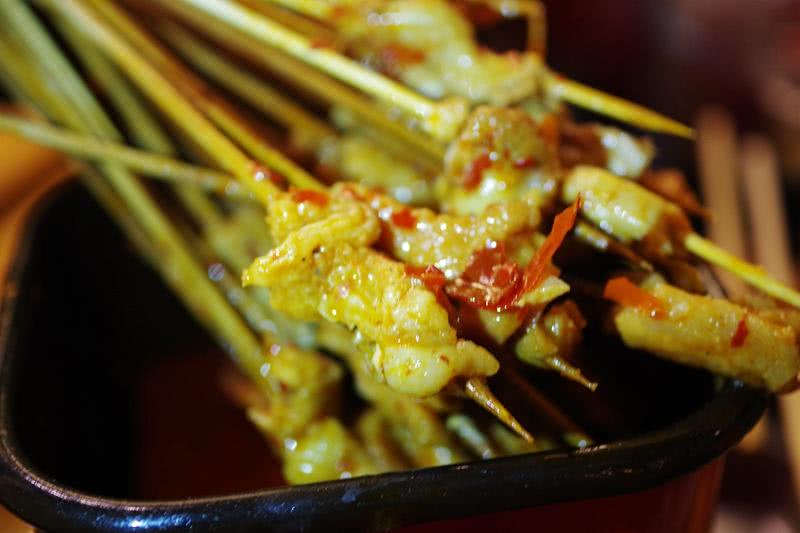 夜幕升起思北路口，285蚝味馆撸个串喝个酒聊个天！