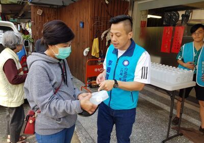 疫情延烧台湾政客最“怕死”,蔡英文见王金平都不敢握手