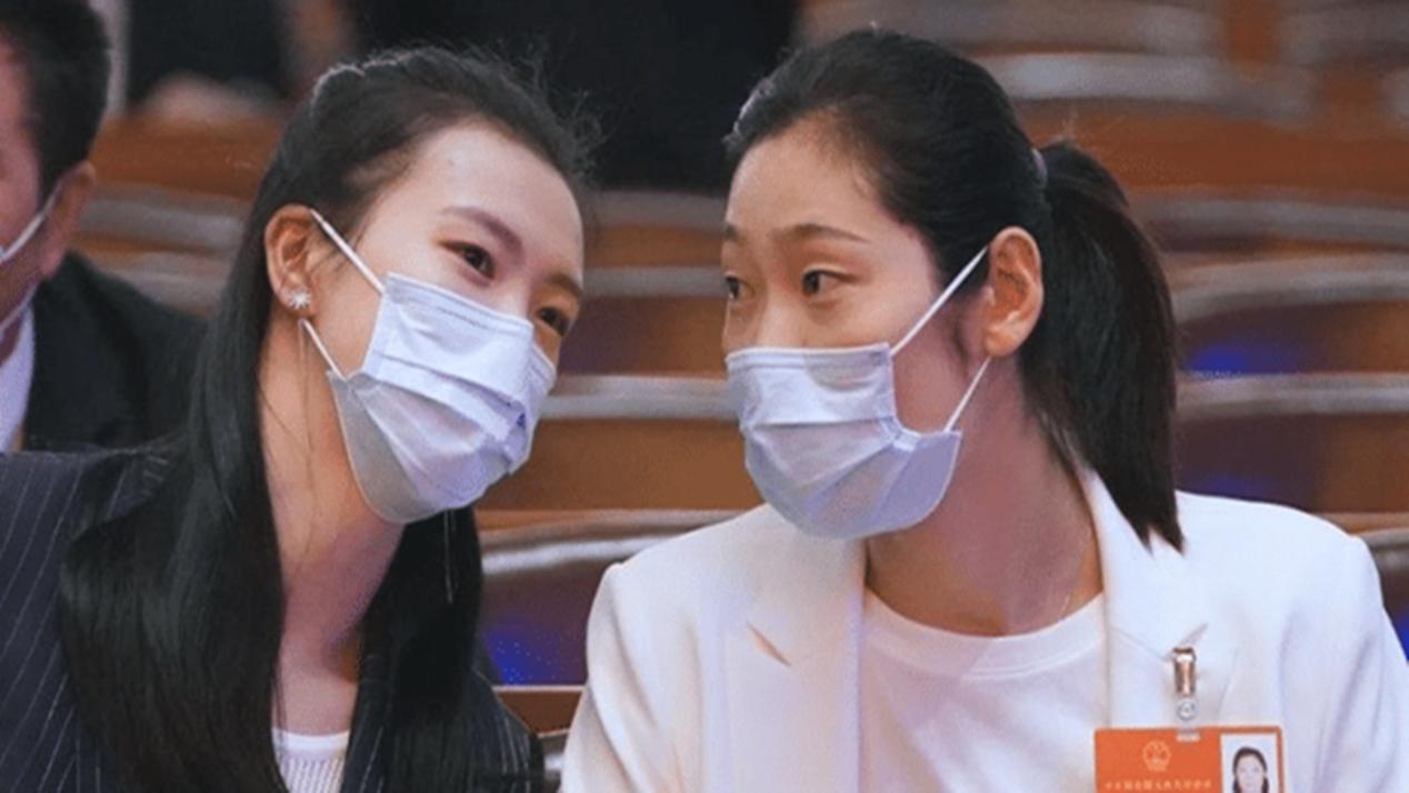 女排姑娘们穿上晚礼服太美了,女排姑娘穿休闲服也很漂亮