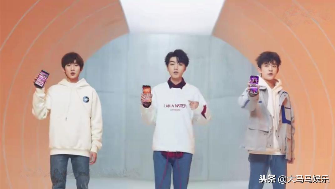 tfboys易烊千玺白衬衫帅气摄影,tfboys合照易烊千玺灰色衣服