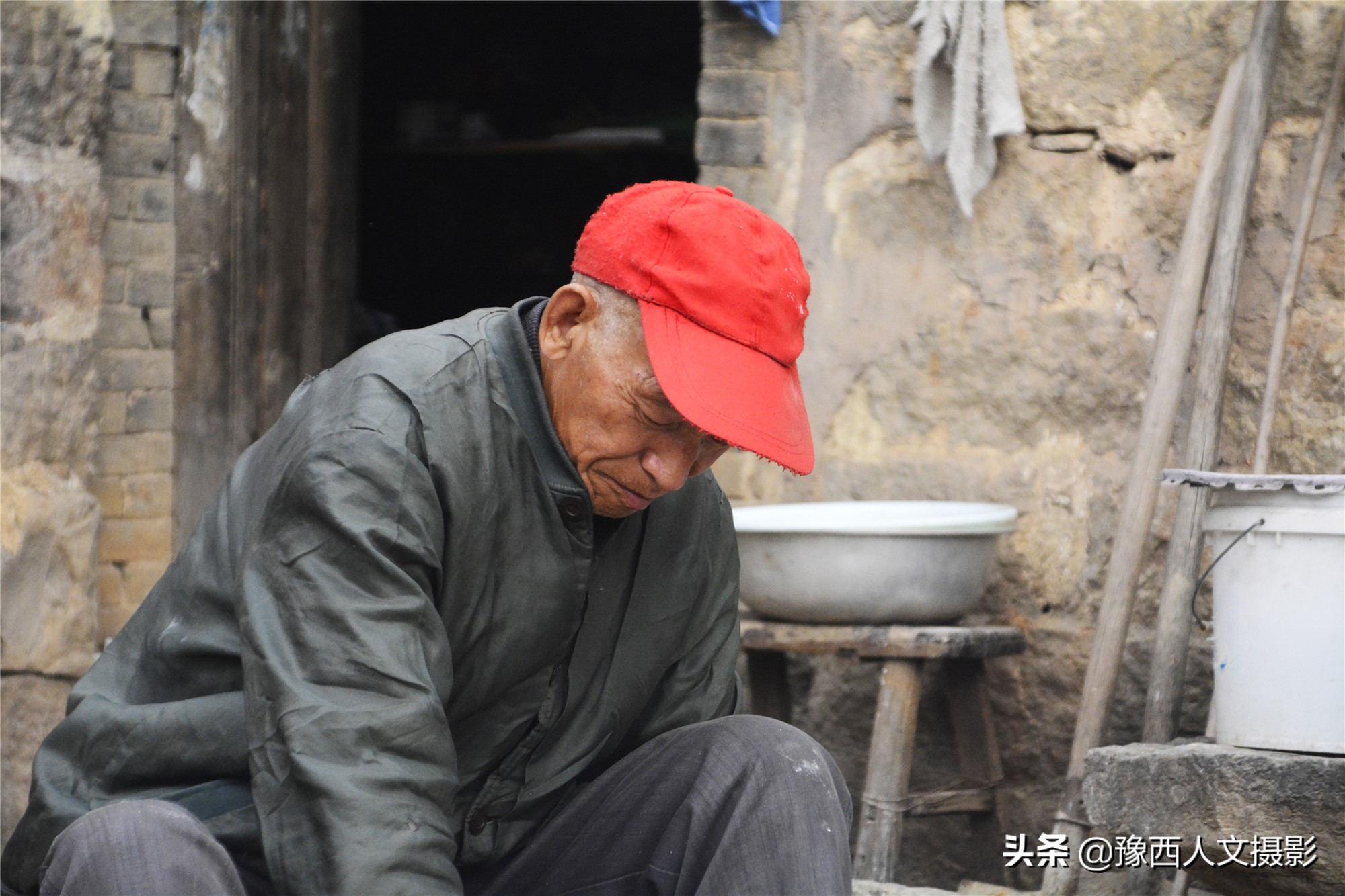 山村老两口想吃碗凉粉，削坏红薯在铁板上磨浆，半天胳膊就肿了