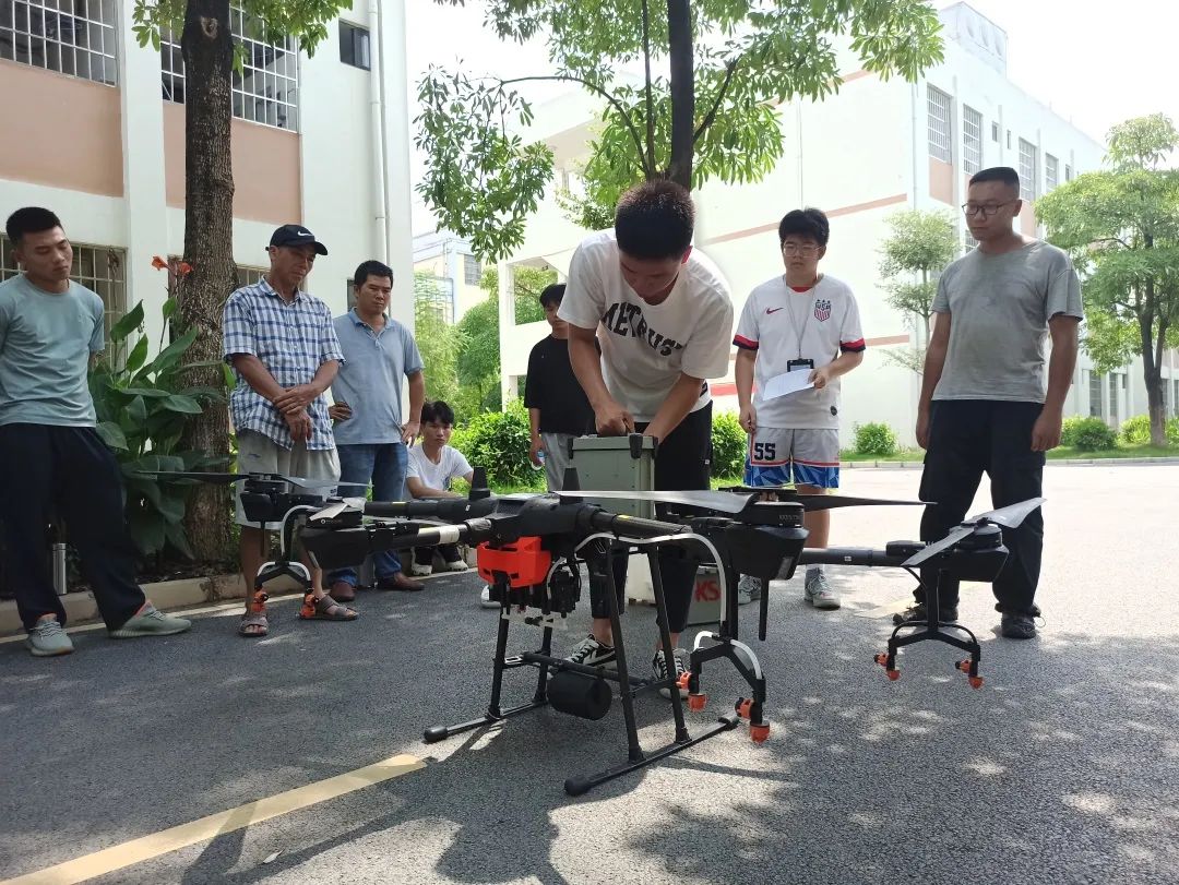 广西无人机培训中专班,广西科技商贸高级技工学校无人机