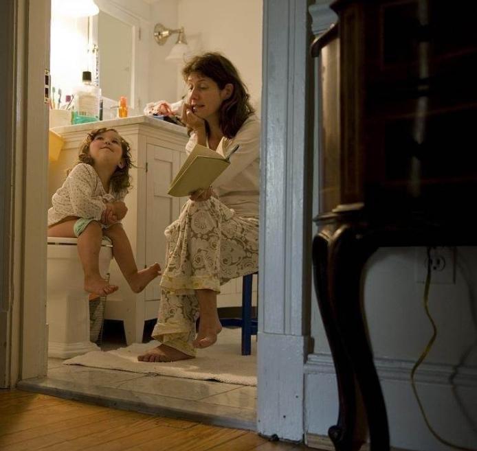 如厕训练导致宝宝焦虑,如厕训练宝宝不愿意坐马桶