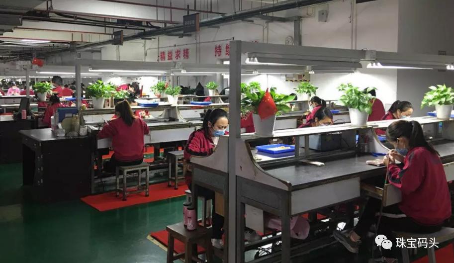 嘿，没见过黄金工厂吧，今天带你看透黄金首饰如何加工制作