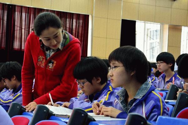 学生与老师之间是平等的,学生和老师应该是怎样的关系