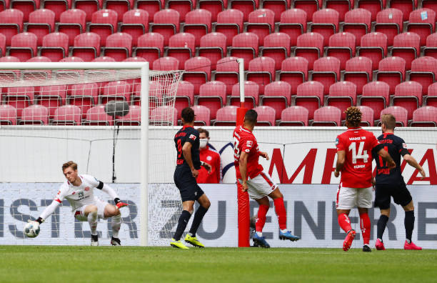 德甲大黑马5-0迎来疯狂大胜!6400万射手王帽子戏法,54分升至第3