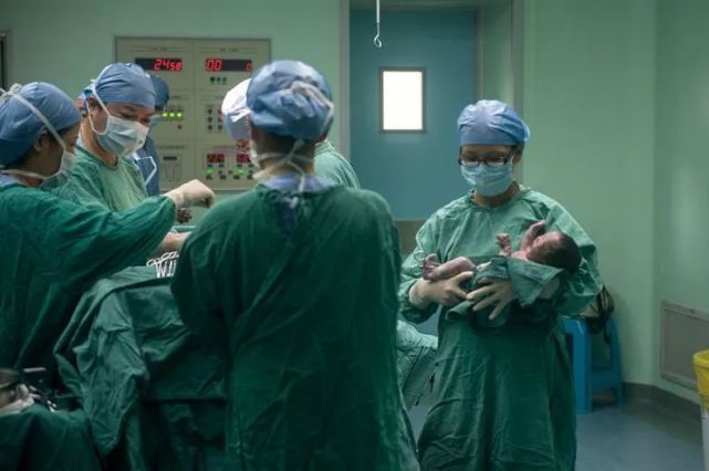 产妇羊水栓塞抢救视频,产妇羊水栓塞医生紧急抢救6小时