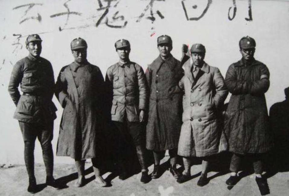 双枪老太婆沦为女匪，*杀虐**我军代表，毛主席特批枪毙并善待其后人