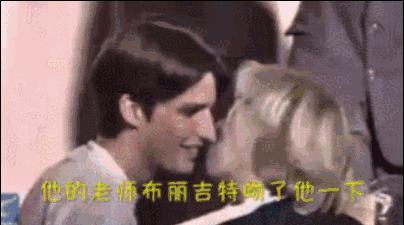 法国总统真Man!跟大25岁老婆出海频繁秀肌肉,布丽吉特一脸漠然